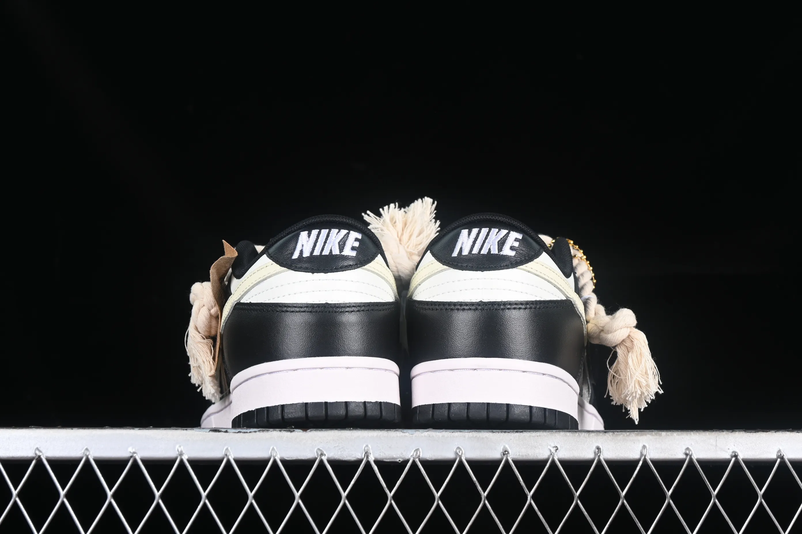All categories Nk SB Dunk series Nk SB Dunk Low low-top sneakers Nk Dunk Low Fire Heart Scottish distressed panda SB deconstructed strap low-top retro casual sneakers DD1391-100